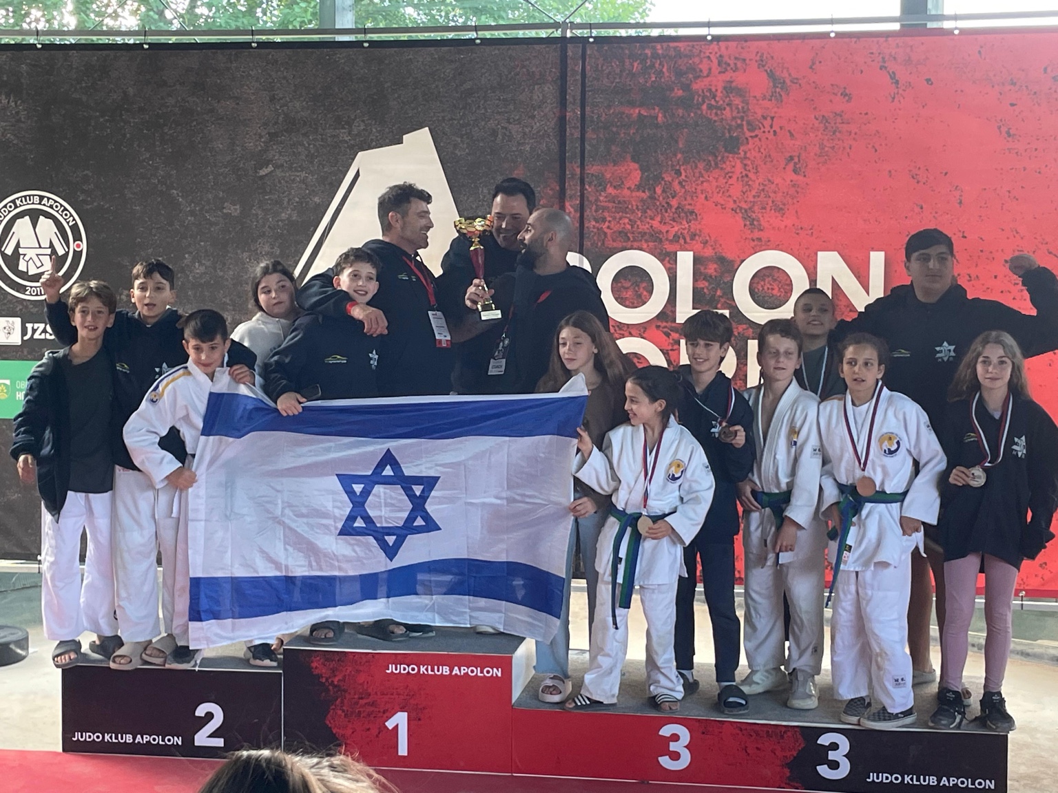משלחת מכבי רפאל תל אביב על הפודיום בתחרות בינלאומית